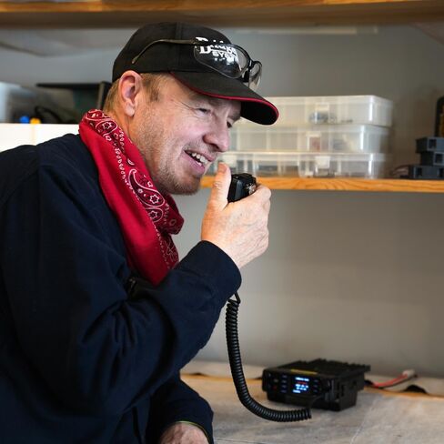 راديو متنقل AnyTone AT-D578UVIII Plus ثلاثي الموجات DMR - 50 وات VHF/45W UHF مع نطاق هوائي، وبيانات موقع APRS RX/TX، وصوت بلوتوث، ومكبر صوت عالٍ ودورة خطوة بخطوة متضمنة in Kuwait