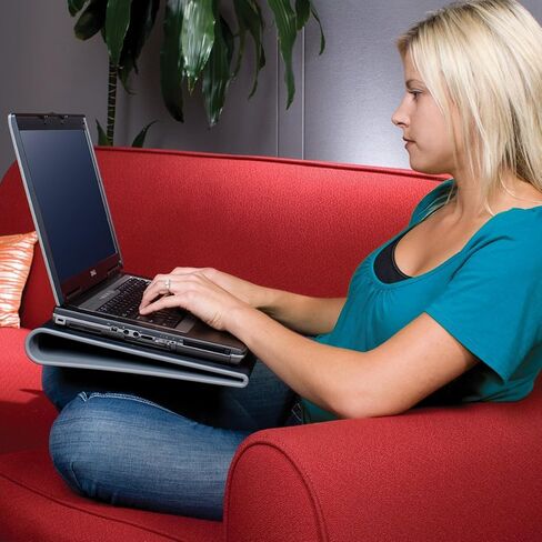 Targus 17 "Dual Fan Laptop Chill Mat Plus ، وسادة تبريد مريحة ، وحماية من الحرارة ، ومروحة كمبيوتر محمول USB 4 منافذ ، (AWE81US) in Kuwait