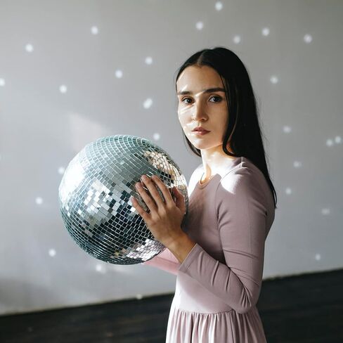 كرة ديسكو – زخرفة كرة ديسكو ممتعة ومشرقة – ديكور كرة ديسكو كبيرة مقاس 12 بوصة للحفلات وحفلات الزفاف والمناسبات – كرة مرآة كلاسيكية ومرحة مع قطع زجاجية – تصميم لامع وأنيق in Kuwait