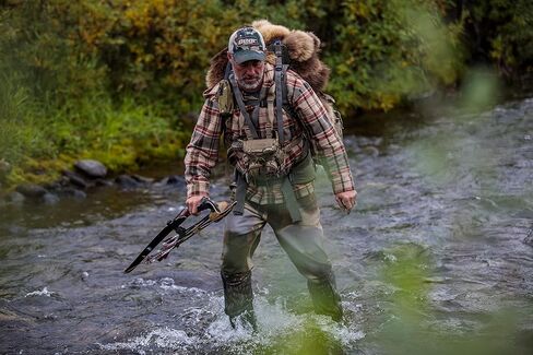Alaska Guide Creations Camo Bino Shield | غطاء خفيف الوزن لأي حزمة AGC Bino | حزمة صدر مناظرة حماية بالماء (ذئب بني) in Kuwait
