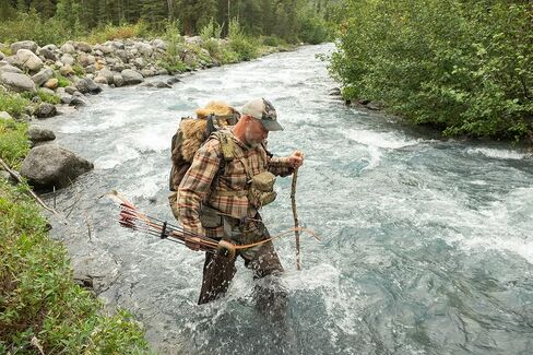 Alaska Guide Creations Camo Bino Shield | غطاء خفيف الوزن لأي حزمة AGC Bino | حزمة صدر مناظرة حماية بالماء (ذئب بني) in Kuwait
