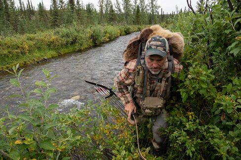 Alaska Guide Creations Camo Bino Shield | غطاء خفيف الوزن لأي حزمة AGC Bino | حزمة صدر مناظرة حماية بالماء (ذئب بني) in Kuwait