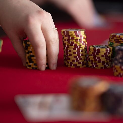 مجموعة شرائح بوكر مونت كارلو حقيبة حمل من الألومنيوم - رقائق بوكر عالية الجودة من طين الكازينو 14 جرام - مع نرد وأوراق لعب - حماية شديدة التحمل - حقيبة محمولة قابلة للقفل (500 قيراط) in Kuwait