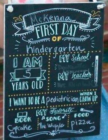 لافتة سبورة Primitives من Kathy Kids Milestone، مقاس 9.5 بوصة × 13 بوصة، أول يوم لي في المدرسة in Kuwait