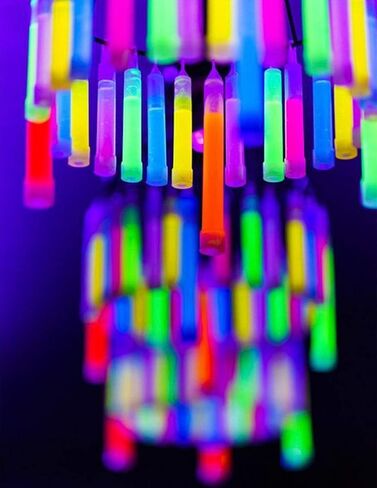 Glow Fever Glow Sticks 100pk Premium Glow In The Dark Light Up مع اسهم، لمستلزمات الحفلات، هدايا الحفلات، أعياد الميلاد، الهالوين، فائقة السطوع، تدوم حتى 12 ساعة in Kuwait