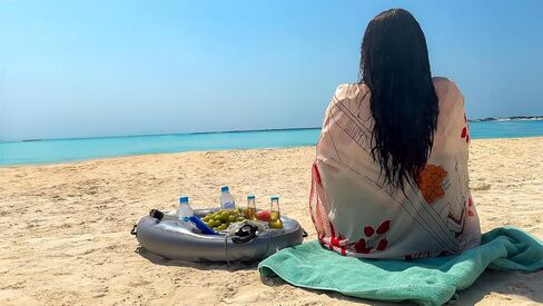 Gearplex Inflatable Drink Floats for Swimming Pool, Hot Tub, Lake, and Ocean, Floating Tray for Snacks, Cocktails, Beer, and Wine, Summer Accessories for Adults. Free Beach Ball in Saudi Arabia