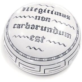هدية مكتبية تُترجم عبارة "illegitimus Non carborundum" إلى "لا تدع الأوغاد يسحقونك."