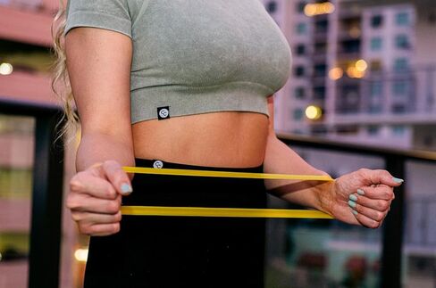 مجموعة أربطة مقاومة للرجال والنساء، 5 أربطة تدريب مختلفة لمستويات القوة، معدات لياقة بدنية للتدريب في المنزل، تمدد الجسم وتدريب العضلات - تتضمن حقيبة حمل (مجموعة من خمسة) in Kuwait