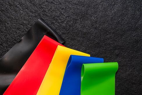 مجموعة أربطة مقاومة للرجال والنساء، 5 أربطة تدريب مختلفة لمستويات القوة، معدات لياقة بدنية للتدريب في المنزل، تمدد الجسم وتدريب العضلات - تتضمن حقيبة حمل (مجموعة من خمسة) in Kuwait