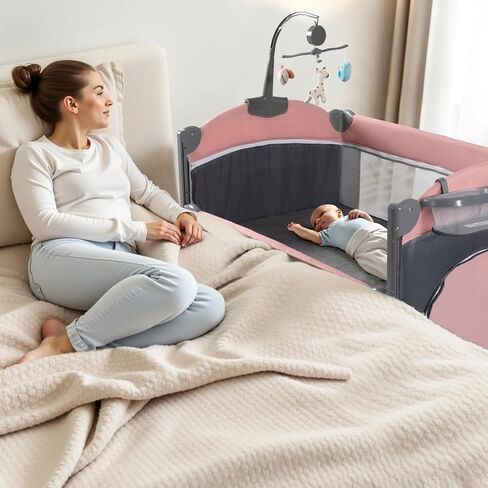 سرير أطفال 5 في 1، أسرة بجانب السرير، حزمة واللعب مع سرير وطاولة تغيير الحفاضات، روضة أطفال محمولة للسفر مع ألعاب وصندوق موسيقى، مرتبة للبنات والرضع حديثي الولادة (وردي) in Kuwait