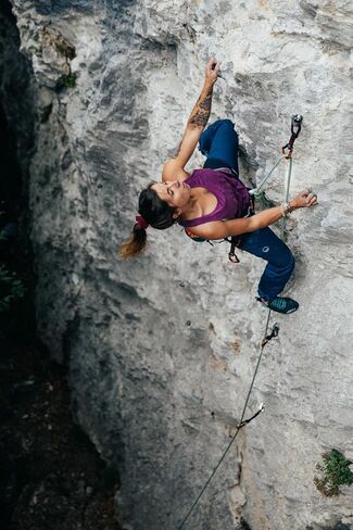 Wild Country Electron Rock Climbing Quickdraw - رسم سريع متين مع حلقات تسلق من الألومنيوم خفيفة الوزن in Kuwait