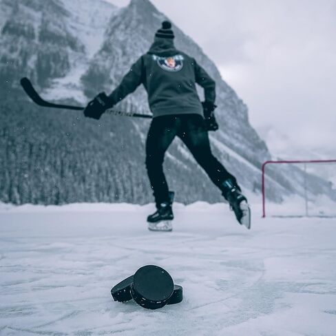 مجموعة Howies Hockey Pucks - 4 كرات هوكي في كل علبة - رسمية 6 أونصة. الحجم والوزن القياسي للعبة والتمرين. رائعة للاستخدام في البركة أو حلبة التزلج. أقراص / وسادات مطاطية متينة متعددة الاستخدام متضمنة in Kuwait