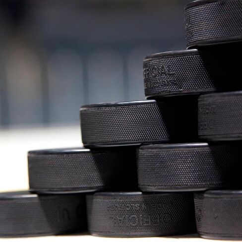 مجموعة Howies Hockey Pucks - 4 كرات هوكي في كل علبة - رسمية 6 أونصة. الحجم والوزن القياسي للعبة والتمرين. رائعة للاستخدام في البركة أو حلبة التزلج. أقراص / وسادات مطاطية متينة متعددة الاستخدام متضمنة in Kuwait