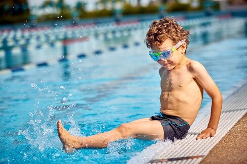 نظارات السباحة Vista Junior للأطفال - تناسب كالقناع، مريحة، لا تسبب الحساسية، مانعة للتسرب، نظام إبزيم سريع الملاءمة - للأطفال من الجنسين، عدسة زرقاء ملونة، إطار أخضر شفاف/مشرق in Kuwait