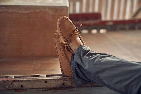 Minnetonka Men's Classic Moc in Saudi Arabia