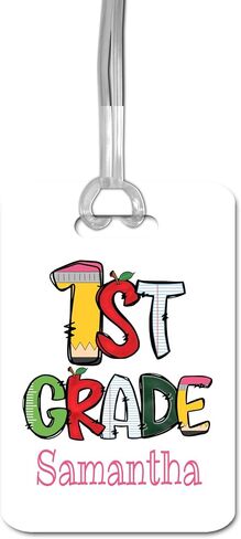 علامة اسم حقيبة الظهر المخصصة ل Kid - هدية اليوم الأول لـ Boy Girl - Bookbag Level Level Badge - Stocking Stocker (الصف الأول) in Kuwait