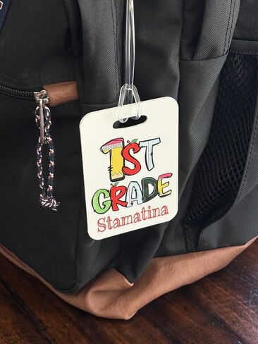 علامة اسم حقيبة الظهر المخصصة ل Kid - هدية اليوم الأول لـ Boy Girl - Bookbag Level Level Badge - Stocking Stocker (الصف الأول) in Kuwait