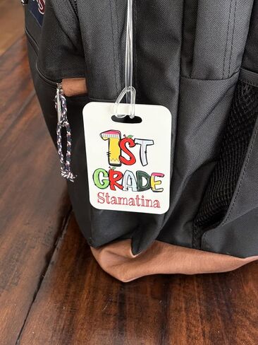 علامة اسم حقيبة الظهر المخصصة ل Kid - هدية اليوم الأول لـ Boy Girl - Bookbag Level Level Badge - Stocking Stocker (الصف الأول) in Kuwait