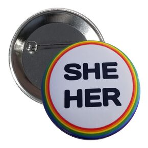 انها دبوس ضمير لها - زر واحد 2.25 بوصة pinback (C1A)