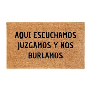 Aquí escuchamos juzgamos y nos burlamos doormat - اقتباس إسباني مضحك فيلبودو ، هدايا Housewarming ، حصيرة ترحيب للباب الأمامي