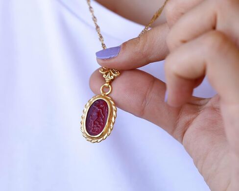 Aphrodite Goddess Signet Intaglio قلادة 24K Gold Vermeil 925 Sterling Silver Rope Twist Twist قلادة قلادة فضية مصنوعة يدويًا. in Kuwait