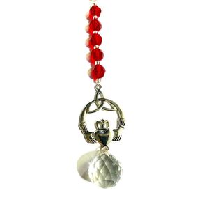 حمراء Claddagh Car Suncatcher - Suncatcher الأيرلندية ، المصنوعة يدوياً ، هدية ملفوفة ، سحر سيارة ، سلتيك ، Claddagh ، الهدية الأيرلندية ، الديكور الأيرلندي ، إكسسوارات السيارات الأيرلندية ، هدية الذكرى ، هدية عيد الحب