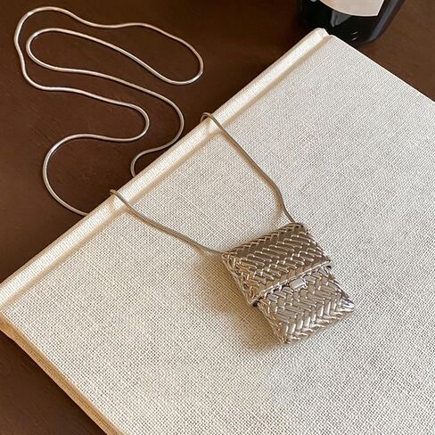 Irregular Pearl Necklace Heart-Shaped Pendant Women's Fashion Design Short Collarbone Chain 6.3 Inch in Kuwait