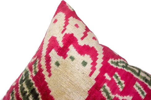 غطاء وسادة Ikat المخملي المصنوع يدويًا - 20 × 20 بوصة - وسادة رمي حمراء وخضراء فاخرة للأريكة وأريكة وأريكة معيشة ديكور in Saudi Arabia