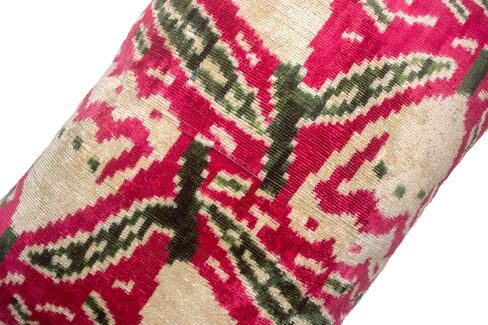 غطاء وسادة Ikat المخملي المصنوع يدويًا - 20 × 20 بوصة - وسادة رمي حمراء وخضراء فاخرة للأريكة وأريكة وأريكة معيشة ديكور in Saudi Arabia