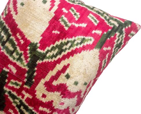 غطاء وسادة Ikat المخملي المصنوع يدويًا - 20 × 20 بوصة - وسادة رمي حمراء وخضراء فاخرة للأريكة وأريكة وأريكة معيشة ديكور in Saudi Arabia