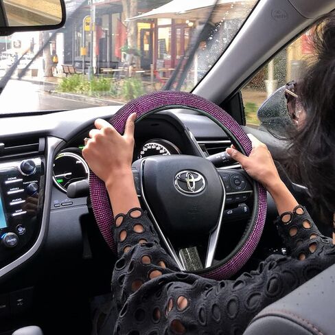 مجموعة داخلية للسيارة أرجوانية مكونة من 6 قطع، غطاء عجلة القيادة للنساء مع قواعد أكواب من حجر الراين، خطافات مسند رأس مقعد السيارة اللامعة، غطاء عجلة قيادة ماسي مناسب عالمي 14.5-15 بوصة in Kuwait