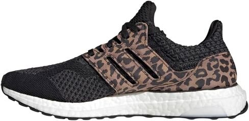 حذاء Ultraboost 5.0 DNA للسيدات من Adidas، أسود أساسي/أسود أساسي/كربون in Saudi Arabia