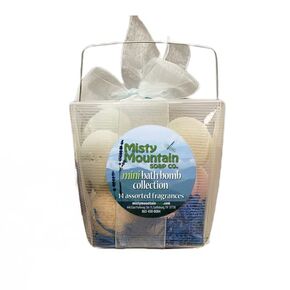 مجموعة Mini Bath Bomb - مصنوعة من الزيوت الطبيعية والزبد من قبل شركة Misty Mountain Soap.