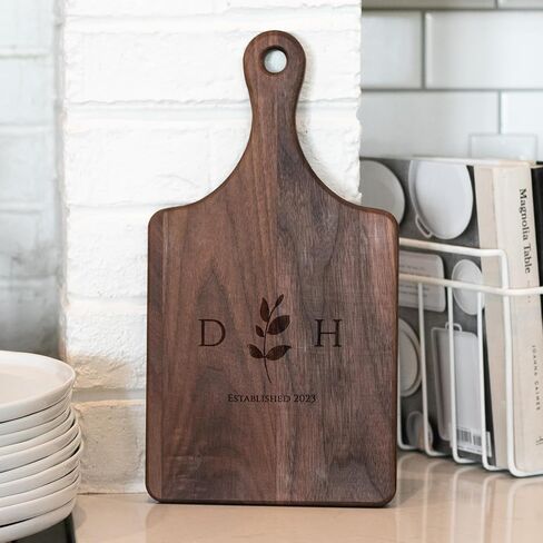 هدية زفاف تقطع مخصصة للزوجين | هدية مخصصة Housewarming لعام 2024 مصنوعة من Walnut Wood مع مقبض | استخدم كوحة charcuterie (متوسطة ، Walnut Wood) in Kuwait