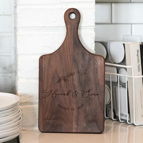هدية زفاف تقطع مخصصة للزوجين | هدية مخصصة Housewarming لعام 2024 مصنوعة من Walnut Wood مع مقبض | استخدم كوحة charcuterie (متوسطة ، Walnut Wood) in Kuwait