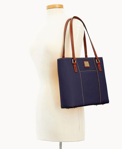 حقيبة يد Dooney & Bourke الصغيرة Lexington للنساء من الجلد المحبب، حقيبة يد مع أحزمة كتف جلدية طويلة in Kuwait