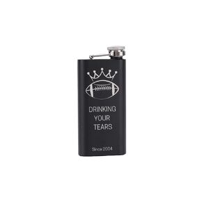 Fantasy Football King Hip Flask - 5 أوقية من الفولاذ المقاوم للصدأ - محفور مخصص "شرب دموعك منذ [السنة] - هدية مثالية لأبطال كرة القدم الخيالي ومسودة ليلة