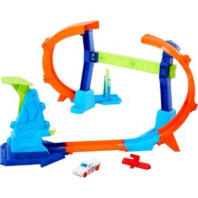 Hot Wheels Toy Car Track Set, Flip & Jump Through The Corkscrew Loop with a 1:64 Scale Toy Car, Speed Snap Track & Adapters, Compresses for Storage