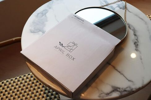 صندوق أبريل - مرآة حائط معلقة مزخرفة - مرآة عتيقة صغيرة للجدار - مرآة بإطار معدني ذهبي مقاس 10 بوصة - مرايا حائط من مواد عالية الجودة - سهلة التركيب - مثالية للحمام وديكور المنزل in Saudi Arabia