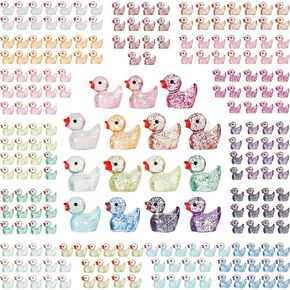 225 PCS Glitter Mini Ducks Tiny Ducks 15 ألوانًا حيوانات راتنج صغيرة لإخفاء التماثيل الحيوانية البلاستيكية للحديقة الجزئية للمناظر الطبيعية الحوضية دمية عيد ميلاد DIY Crafts