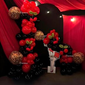 البالونات الحمراء والأسود قوس مجموعة 135pcs زخارف عيد ميلاد الكرز ، 4 مساءً رقائق البالونات المطبوعة للطفل للاستحمام الطفل ، ديكورات حفلة العازبة