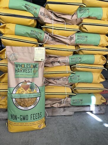 Non-GMO Soy and Corn Free Whole Grain Layer Blend 16% - Chicken Feed for Laying Hens and Ducks - Includes Essential Oils, Herbs, Oyster Shells, Vital Minerals, and Omega 3, 40lb in Saudi Arabia
