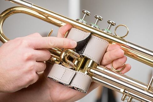 واقي صمام البوق ArtOne، جلد صناعي نباتي صديق للبيئة، واقي صمام البوق النباتي، غطاء صمام البوق، إكسسوارات نحاسية (موديل XL، أسود) in Kuwait