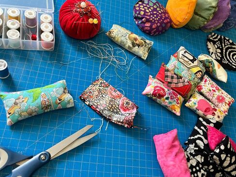 Emery Pincushion للخياطة - مليئة بالرمل الكاشط - المصنوع يدويًا في الولايات المتحدة الأمريكية (2 "X3" ، باستيل الأزهار على الأبيض) in Kuwait