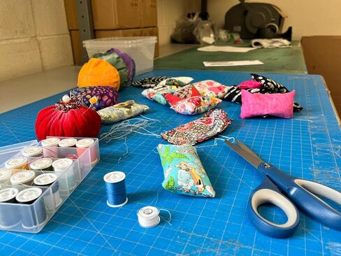 Emery Pincushion للخياطة - مليئة بالرمل الكاشط - المصنوع يدويًا في الولايات المتحدة الأمريكية (2 "X3" ، باستيل الأزهار على الأبيض) in Kuwait