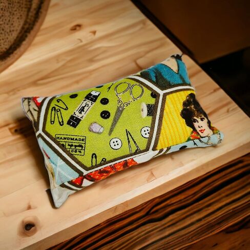 Emery Pincushion للخياطة - مليئة بالرمل الكاشط - المصنوع يدويًا في الولايات المتحدة الأمريكية (2 "X3" ، باستيل الأزهار على الأبيض) in Kuwait