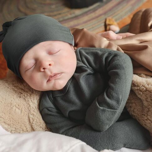 قطعتان من ثوب معقود لحديثي الولادة، ناعم للغاية وحريري للرضع بأكمام طويلة لنوم الطفل مع قبعة أو عصابة رأس (عبوتان) in Kuwait