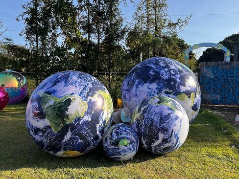 OZIS 40’’ Large Inflatable Globe, Inflatable Earth Planet Balloon with LED Light and Air Pump Hanging Airtight PVC Solar System Balloon for Educational Institution/Planetarium/ChurchStore Decoration in Kuwait