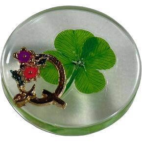KIN-HEBI Real Four Leaf Clover Good Luck Pocket Token, Preserved, 1.25", Including Metal Ornament (Initial E)