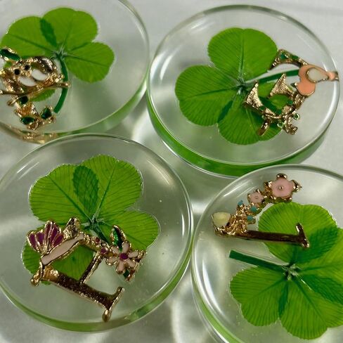 KIN-HEBI Real Four Leaf Clover Good Luck Pocket Token, Preserved, 1.25", Including Metal Ornament (Initial E) in Kuwait